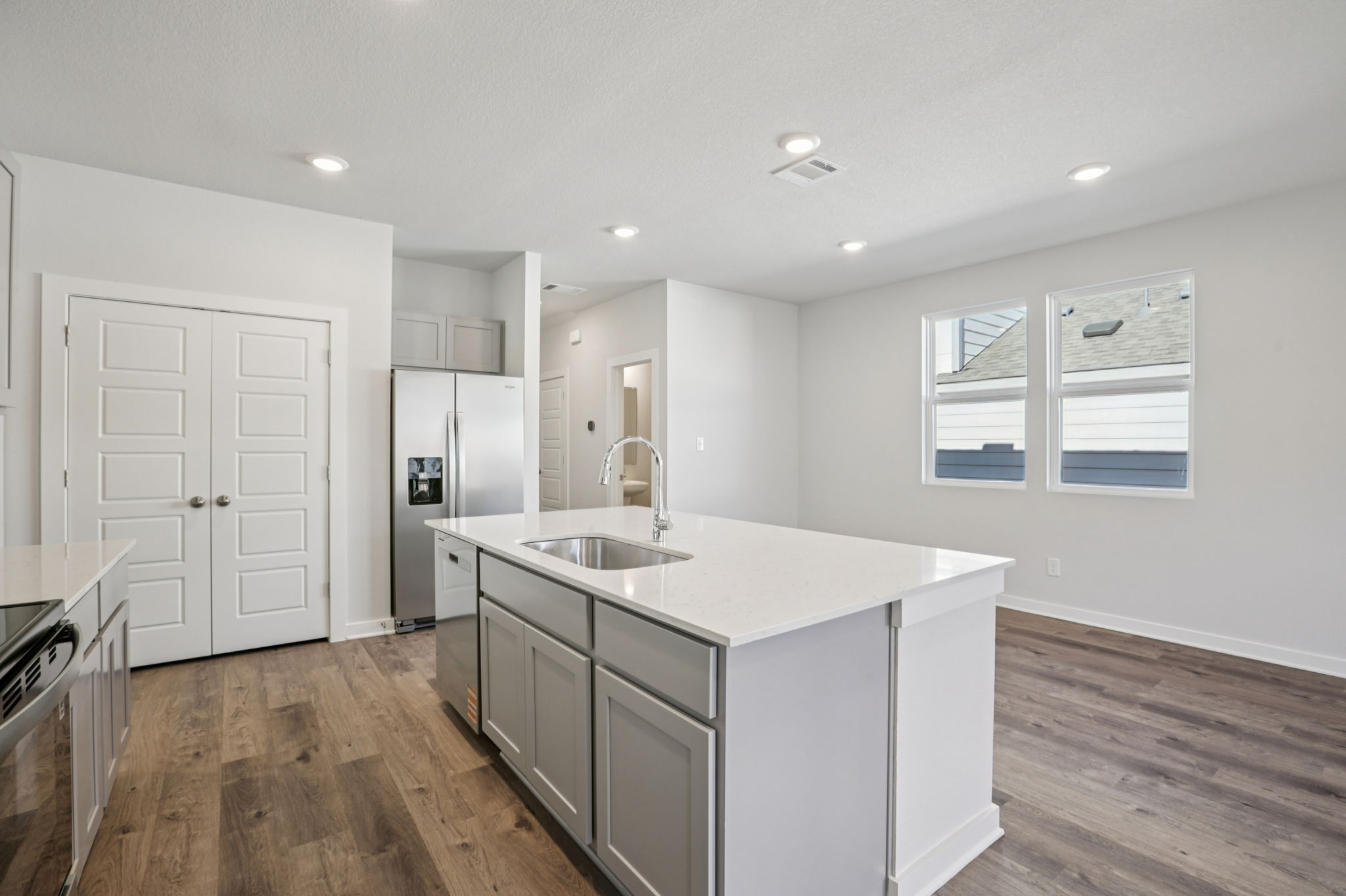 A kitchen with white cabinets.
